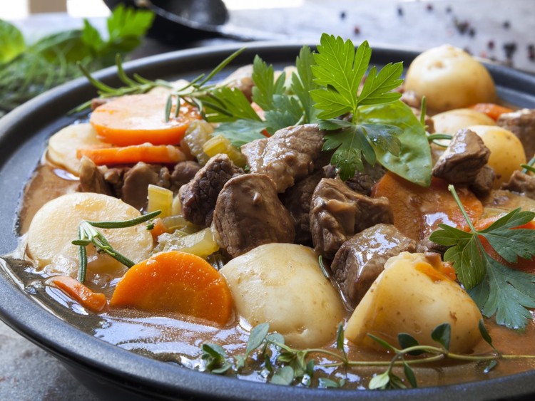 Холодным вечером согрейтесь над миской ирландского рагу — восхитительного сочетания баранины, портера, картофеля, моркови и трав. блюдо, еда, кухня, путешествие