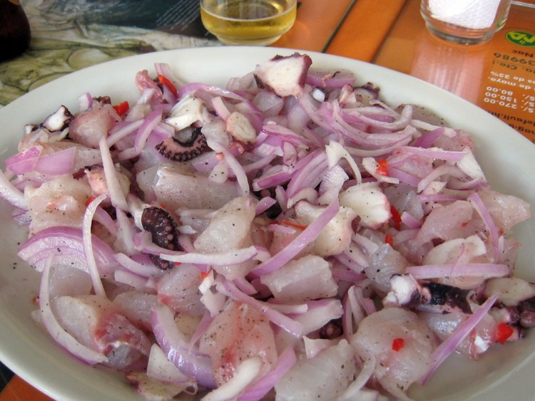 Попробуйте лучший в Перу севиче — сырую рыбу, приправленную перцем и соком лайма, — в Sakuay (также известном как Chez Wong) в Лиме. блюдо, еда, кухня, путешествие