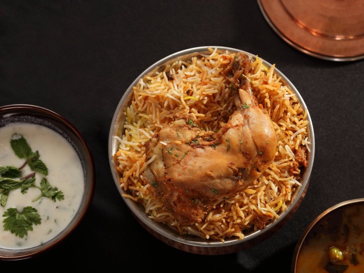 Исследуйте разнообразие вкусов бирьяни — индийского блюда из риса, овощей, мяса и точно рассчитанного количества специй. Бирьяни из Paradise Food Court в Хайдарабаде считается одним из лучших в Индии. блюдо, еда, кухня, путешествие