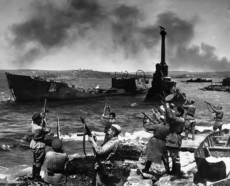 Советские солдаты салютуют в честь освобождения Севастополя. Май 1944 г. Освобождение Крыма, война, история