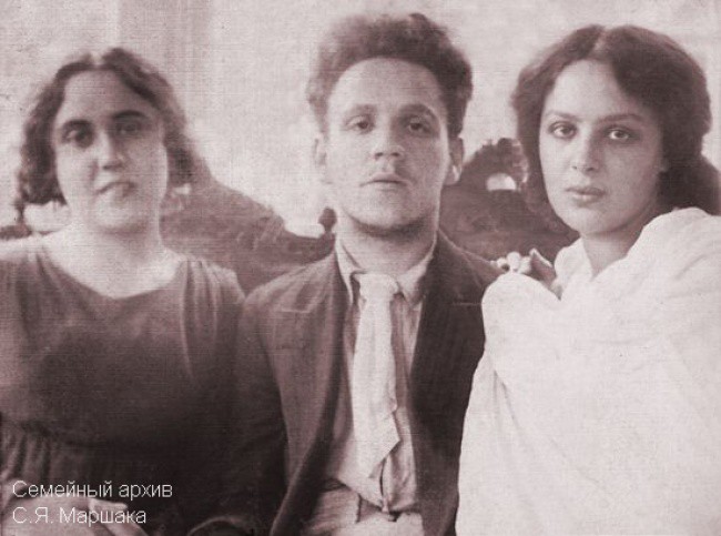 Самуил Маршак с сестрой, Сусанной Яковлевной (слева), и женой, Софией Михайловной (справа), 1912 г. знаменитости, история, фото