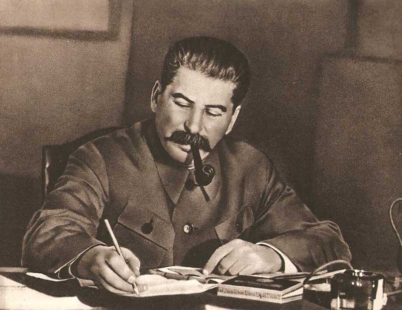 Товарищ Сталин обладал специфическим чувством юмора, специфическим, но очень остроумным. Иногда свои решения и умозаключения он озвучивал с юмором, но тем, кому он это говорил было далеко не до смеха. история, ссср, юмор