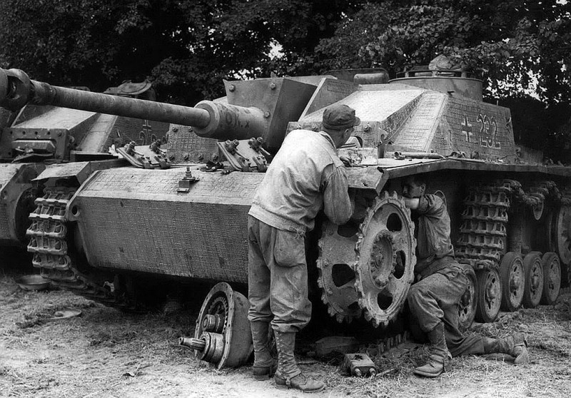 9. Американские техники пытаются отремонтировать трофейную САУ StuG III ВОВ 1941-1945, вмв, война
