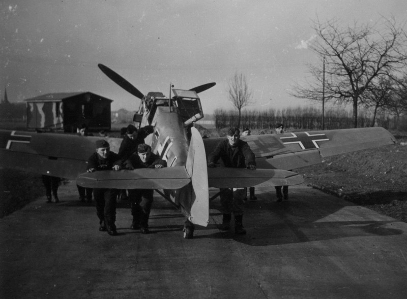 20. Немецкие техники толкают истребитель Bf-109E по аэродромной дороге ВОВ 1941-1945, вмв, война