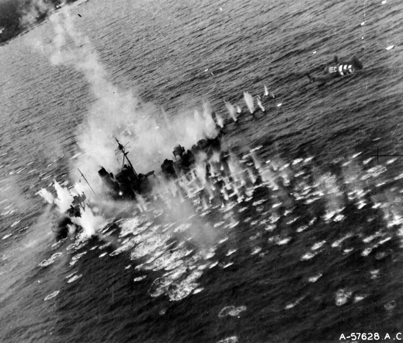 44. Канадские штурмовики «Бофайтер» (Bristol Beaufighter) 404-й эскадрильи канадских королевских ВВС (No 404 Squadron RCAF) атакуют немецкое транспортное судно у побережья в Северном море ВОВ 1941-1945, вмв, война