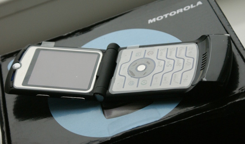 2004 - Motorola RAZR V3. мобильные телефоны, технологии