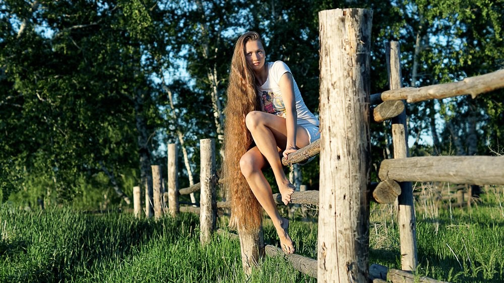 Шведское интимное видео от длинноволосой модели красующейся в кадре голой для поклонников