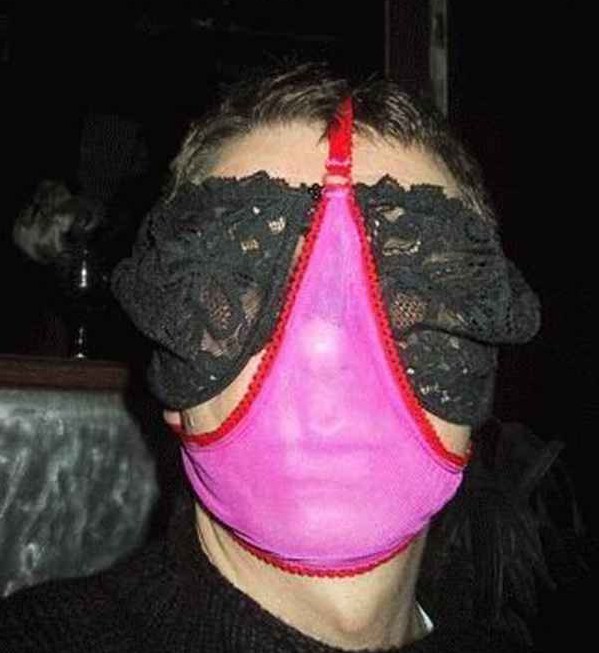 Домашний порно хардкор с женщиной спрятавшей глаза под маской для анонимности