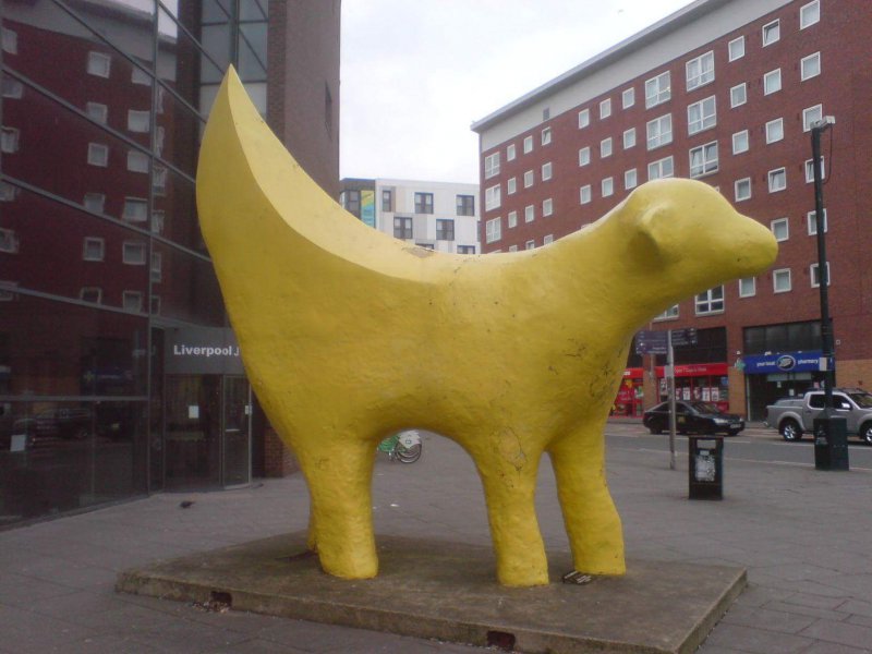 Странная скульптура банана-собаки в Ливерпуле  животные, кадр, люди, фото, фотоподборка