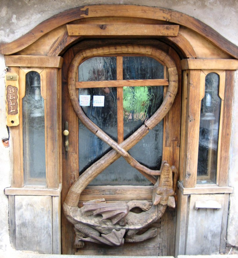 Оригинальная дверь в чешском баре  животные, кадр, люди, фото, фотоподборка