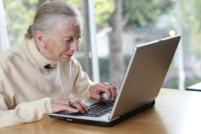 Старички, сидящие за ноутбуками в кафе, или уткнувшиеся в смартфоны станут обычным делом. пенсия, прикол, старички, юмор
