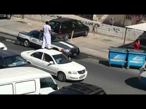 Пьяный мужик в Кувейте вырубает офицера полиции Пьяный мужик в Кувейте вырубает офицера полиции