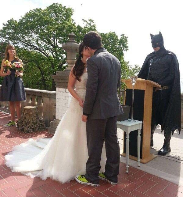 14. Церемонию росписи этой пары вел Бэтмен ситуация, факт, фотография
