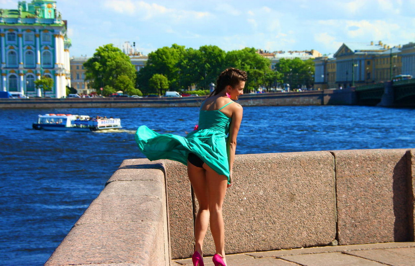 Возбуждающее любительское подглядывание под юбку фигуристой красотки на улице