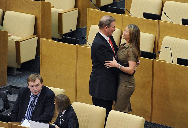 Депутат Кабаева просто нарасхват! веселье, госдума, поцелуи, прикол