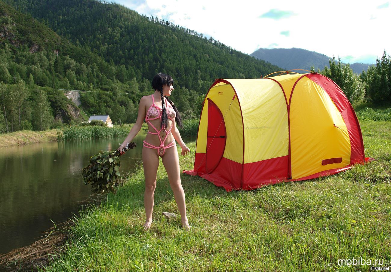 Голая девушка в палатке на природе