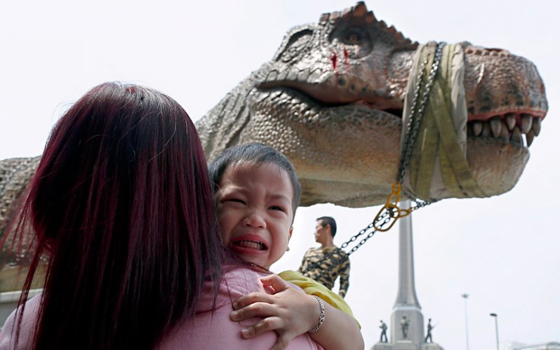 Ребенок испугался динозавра  животные, кадр, люди, фото, фотоподборка