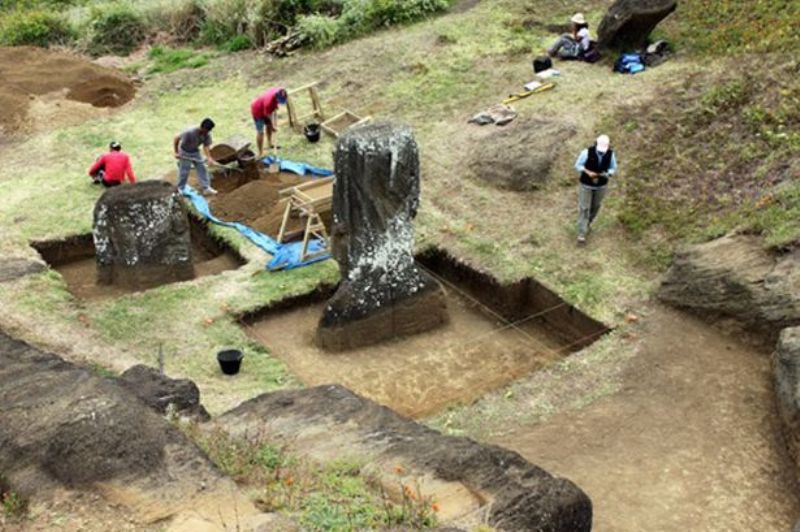 Каменные истуканы острова Пасхи в полный рост: фотографии с раскопок археология, интересное, моаи, остров пасхи, факты, фотографии