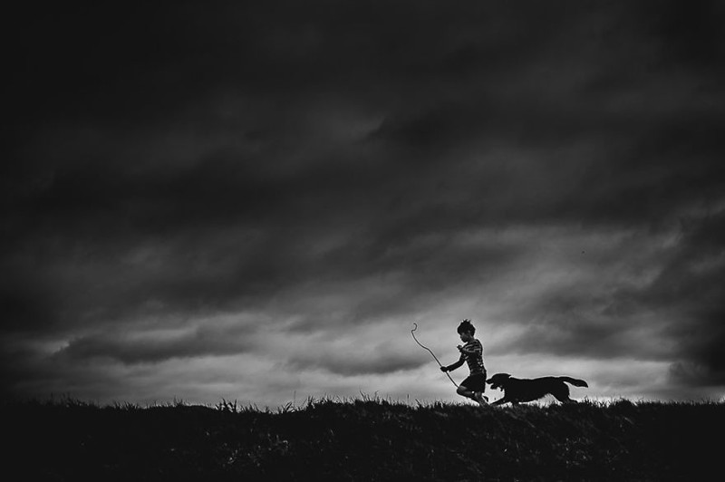 21. Бег. Фотограф: Niki Boon, Новая Зеландия (1-е место в номинации "Силуэт", 2 этап) дети, конкурс, фотография, ч/б