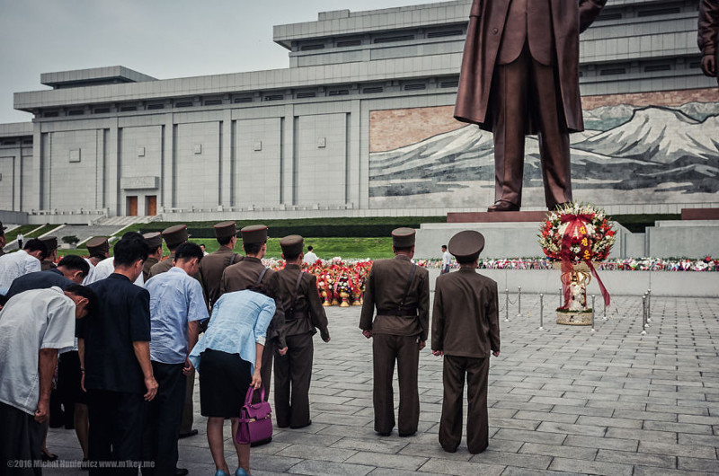 Вообще-то эти статуи можно фотографировать только во весь рост Тоталитаризм, северная корея, фотографии