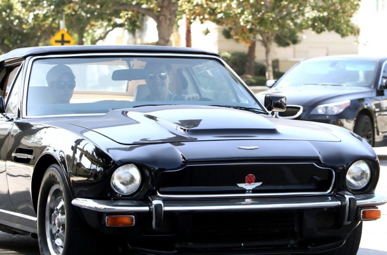 11. Холли Берри - Aston Martin V8 Vantage звезда, знаменитость, суперкар