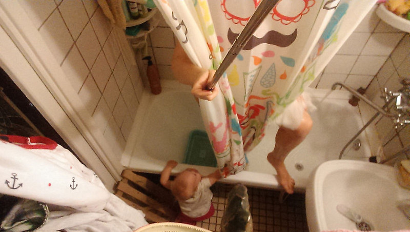 Василиса очень беспокоится за мамину гигиену, поэтому дверь в ванную комнату всегда открыта и девочка может проверить, достаточно ли мыла взяла мама будни, мама, проект