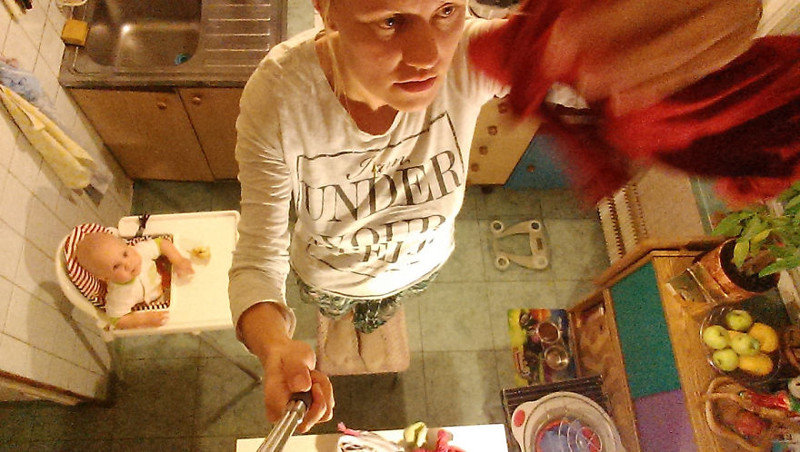 Василиса загружает вещи в стиральную машинку, советует маме, как лучше повесить белье, наблюдает за тем, как она гладит папины вещи будни, мама, проект