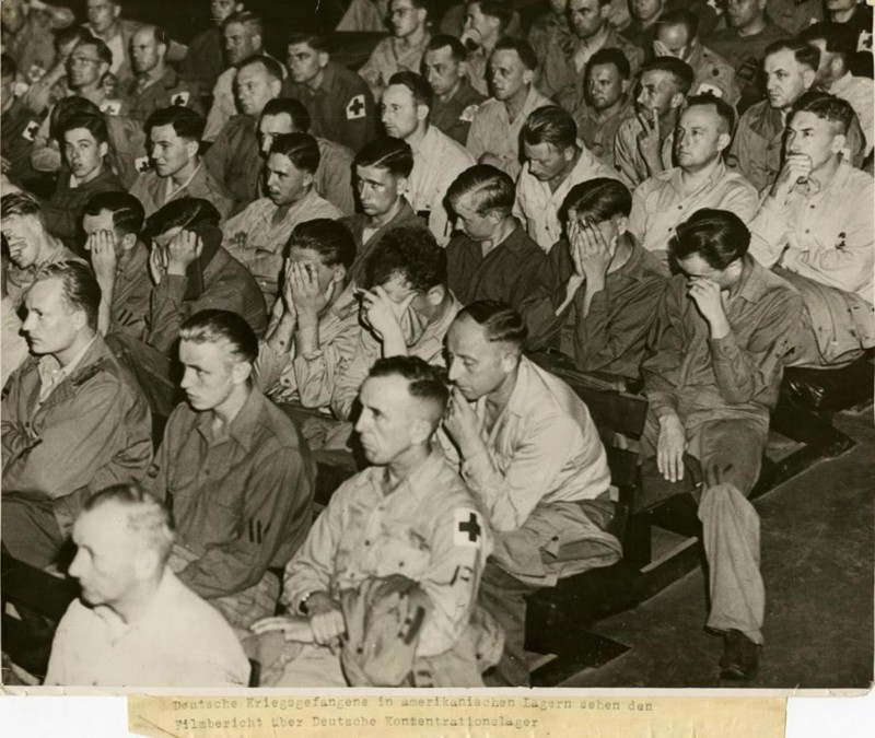 10. Немецкие военнопленные смотрят видео из нацистских концлагерей исторические фото, история, ужасы, факты