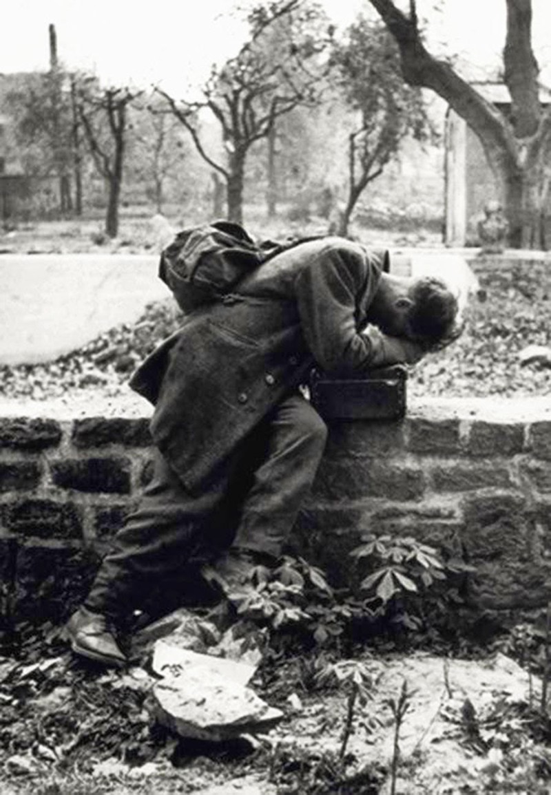 11. По возвращению домой этот немецкий солдат узнал, что его семья мертва исторические фото, история, ужасы, факты