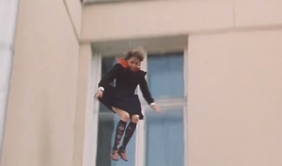 Развратная школьница прыгает на резиновом друге пока родителей нет дома