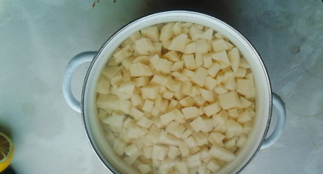 Готовим картошку (чистим, режем кубиками), высыпаем (осторожно!) к капусте. Сразу с капустой не засыпаю так как картошка останется жесткой. бюджет, готовим, еда