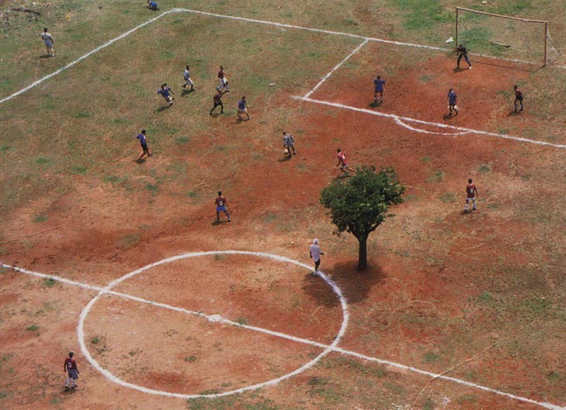 И раз уж мы заговорили о футболе, давайте посмотрим, как играют в него бедные дети в Африке. было бы желание, прикол, юмор