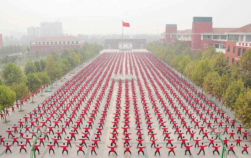 1.  Бесчисленное количество студентов на спортивной площадке средней школы, провинция Хэнань, 18 октября 2015. китай, люди, толпа