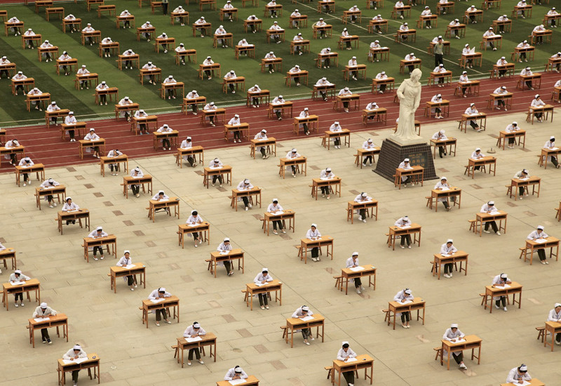 3. Экзамены в школе медсестер. Чтобы вместить всех, пришлось задействовать стадион, провинция Шэньси, 25 мая 2015.  китай, люди, толпа