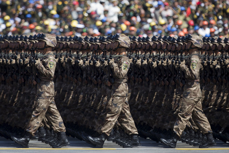 8. Военный парад, Пекин, 3 сентября 2015. Кстати, китайская армия — крупнейшая по численности в мире (2 390 000 человек на действительной службе).  китай, люди, толпа