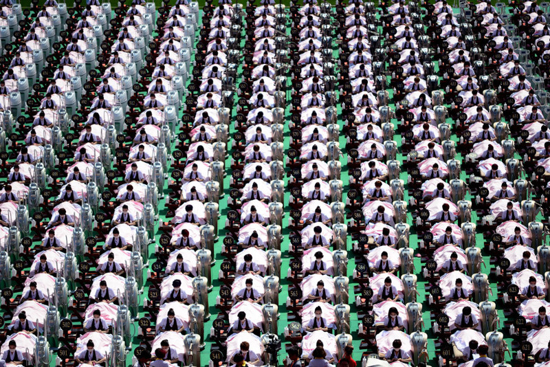 7. Еще одна попытка установить мировой рекорд Гиннесса, на этот раз это бесчисленная одновременная работа косметологов, провинция Шаньдун, 4 мая 2015.  китай, люди, толпа