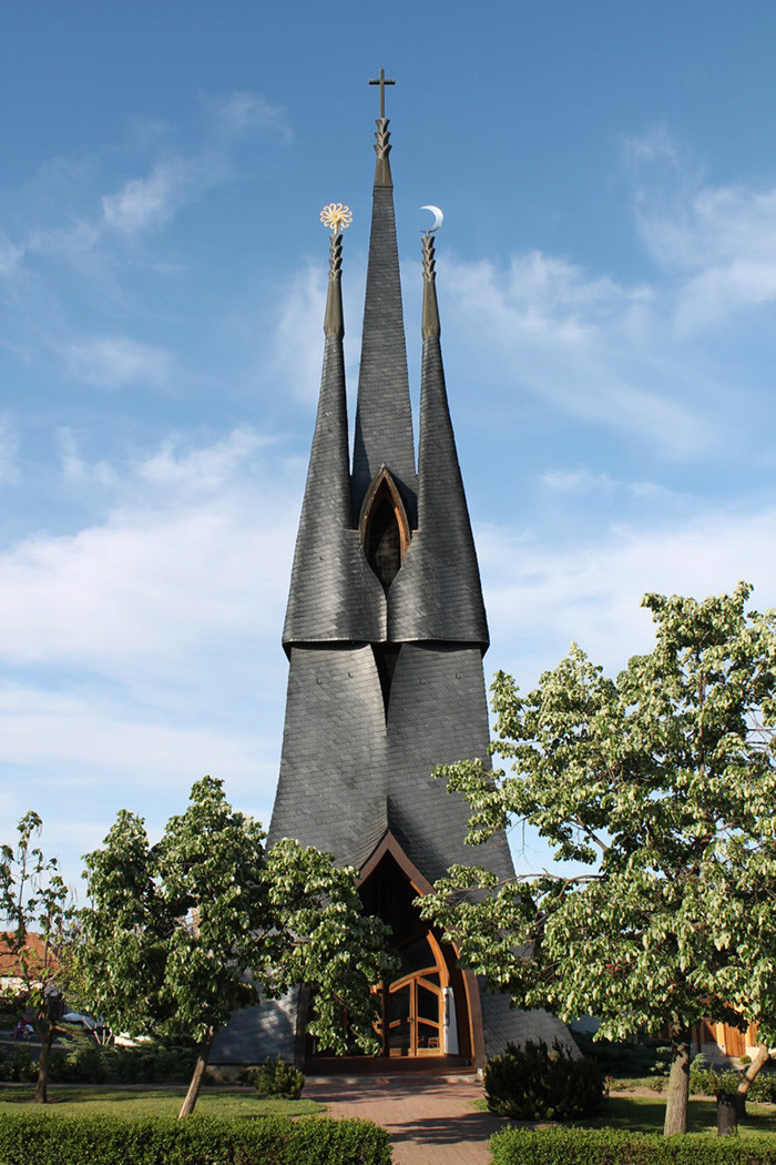 # 8 Католическая церковь, Пакш, Венгрия архитектурные перлы, космический дизайн, необычные дома