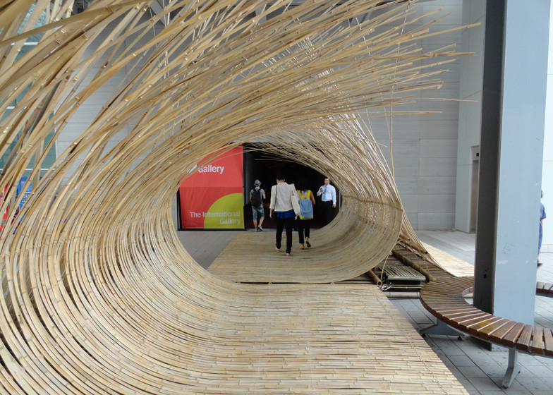 А ещё можно взять длинные стебли бамбука и немножко их согнуть инсталляция, искусство, современное искусство, художник