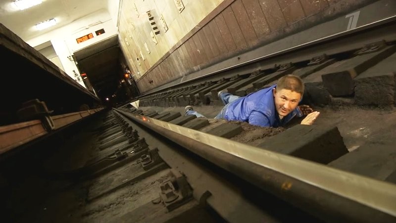 Что делать при падении на рельсы в метро. Инструкция, которая спасет жизни! безопасность, жизнь, истории, метро
