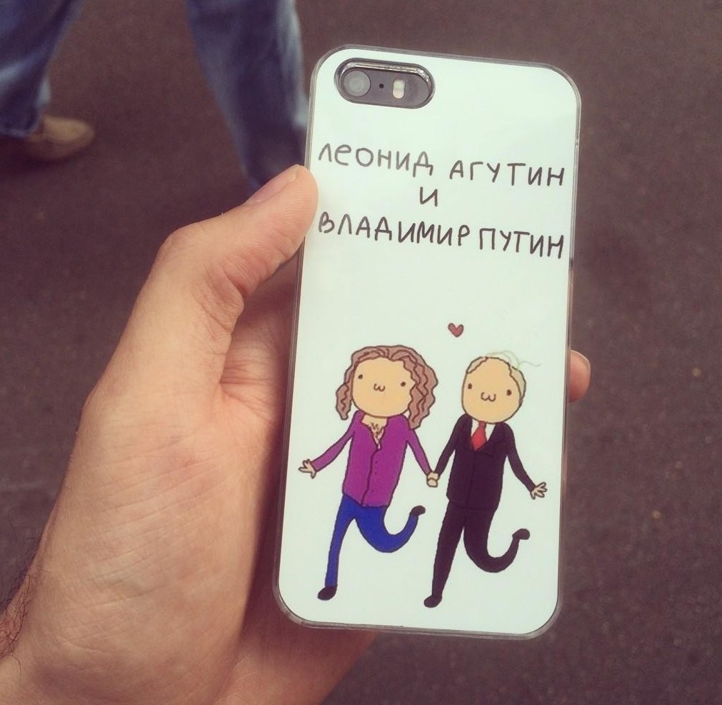 Обратите внимание на этот оригинальный чехол для телефона. Правда до сих пор не понятно, какое отношение Агутин имеет к Путину, но выглядит мило.  патриотизм, путин, символика, фанатизм