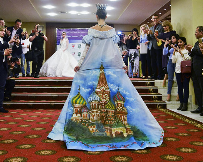 Сзади на юбке изображён храм Василия Блаженного.  патриотизм, путин, символика, фанатизм