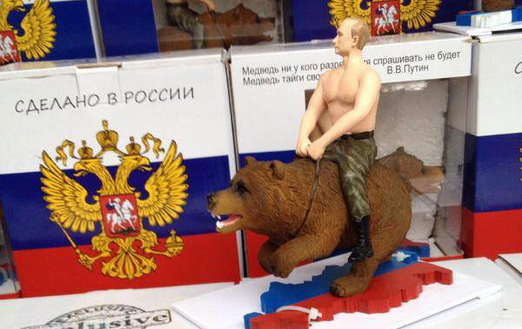 В Моске в продажу вышла коллекционная фигурка Путина верхом на медведе. Фигурка упакована в коробочку с фразой "Медведь ни у кого разрешения спрашивать не будет. Медведь тайги своей не отдаст."  патриотизм, путин, символика, фанатизм