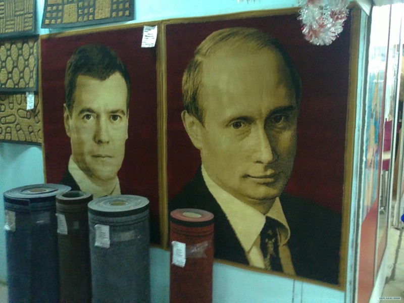 Чего только не найдёшь на Российских рынках. В Сочи продаются ковры ручной работы с изображением Путина и Медведева. патриотизм, путин, символика, фанатизм
