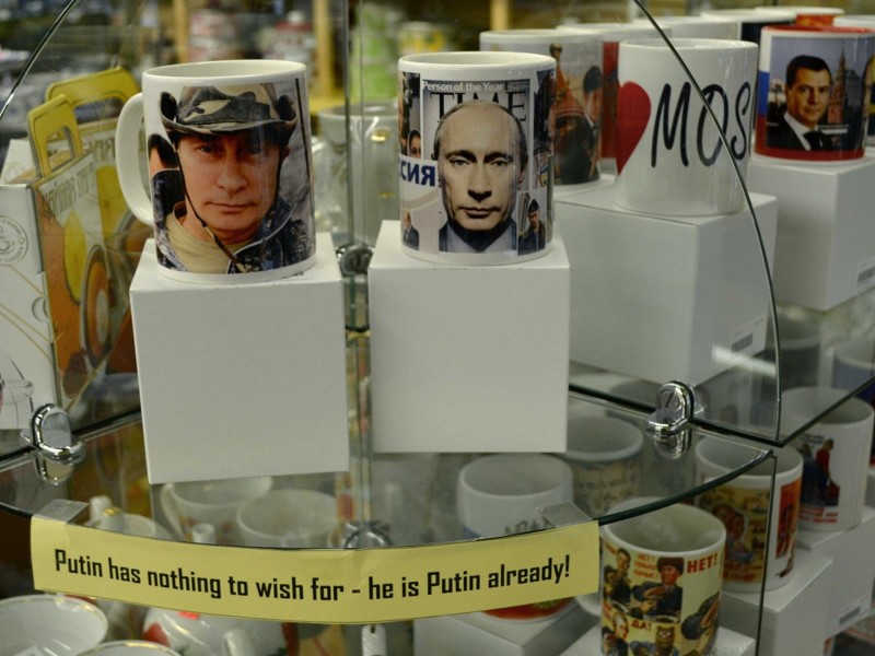 В Лондоне в продаже имеются сувенирные кружки с президентом России патриотизм, путин, символика, фанатизм