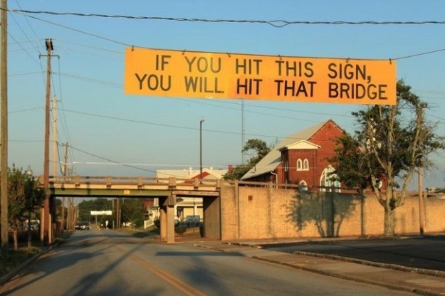 9. "Если заденете этот знак — заденете мост". В Риге, говорят, есть один мост, где вечно застревают фуры идея, познавательно, полезности