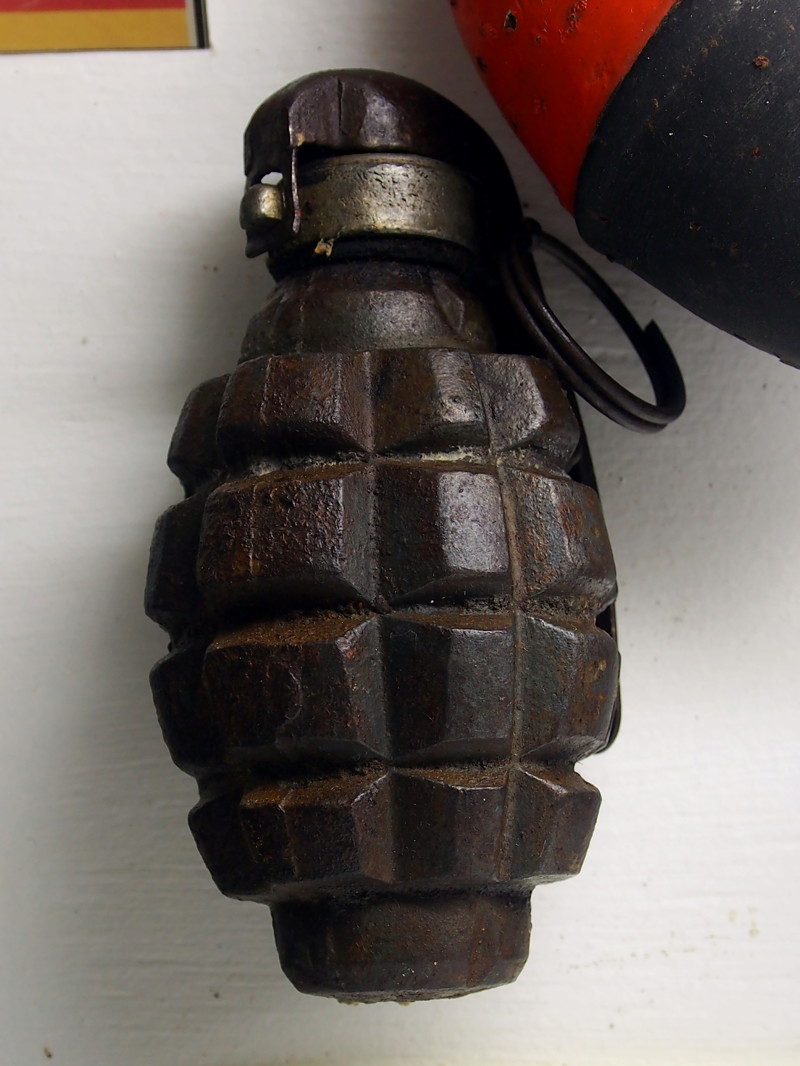 grenade-f1-model-1916--musee-somme-1916-