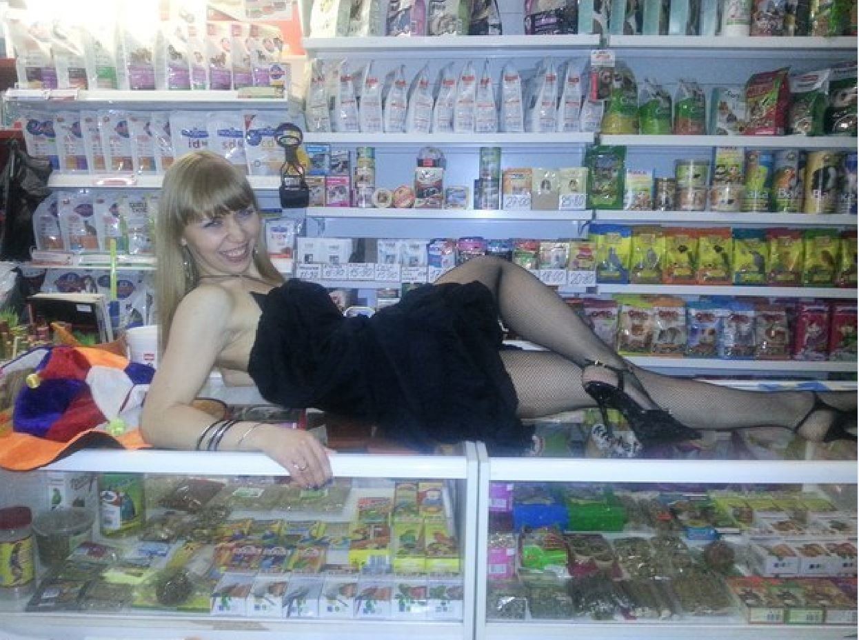Брюнетка переспала с продавцом из секс-шопа