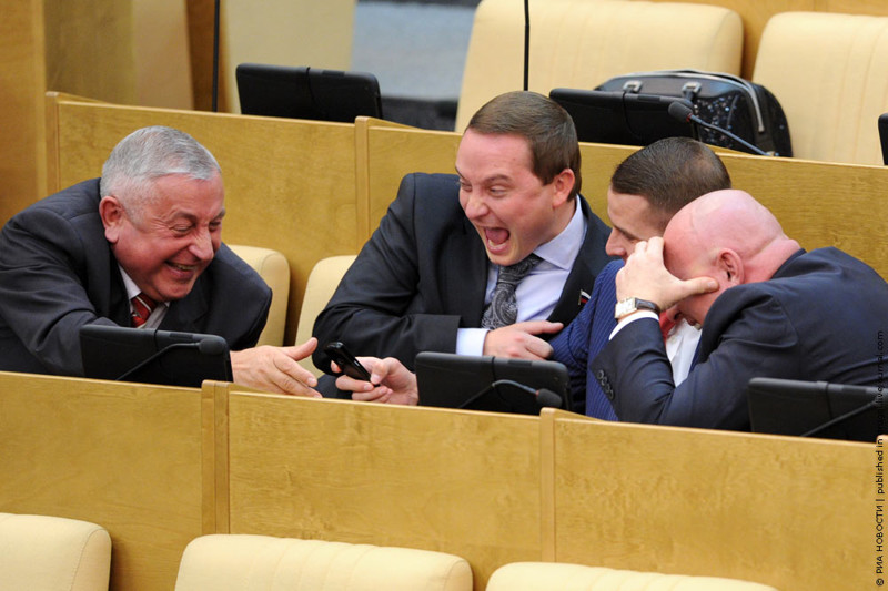 Чем занимаются депутаты на заседаниях Госдумы? госдума, депутаты, жириновский