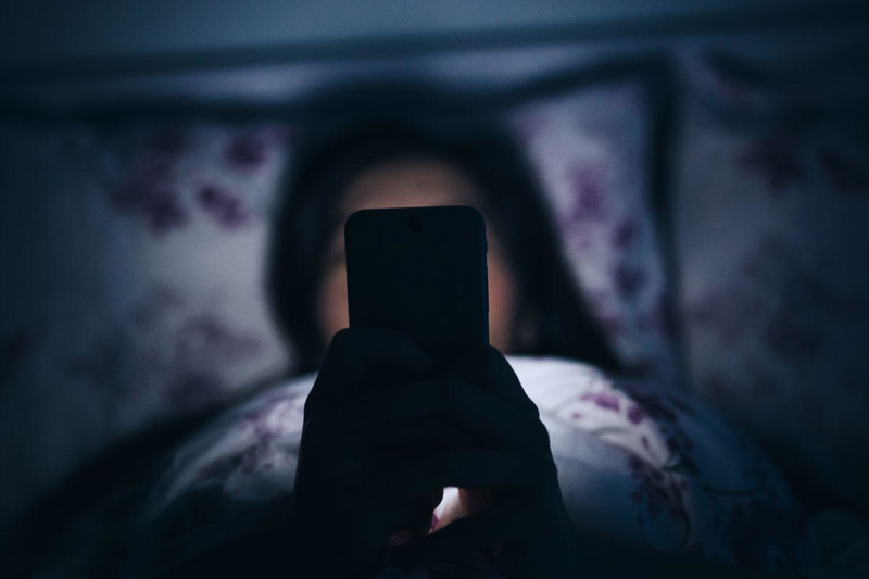  Если вы оставляете на ночь мобильный телефон возле кровати — обязательно прочтите эту статью!