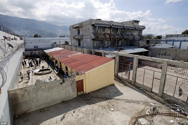 «Если не умрете в этом аду, то сойдете с ума»: внутри гаитянской тюрьмы Тюрьма, гаити, люди